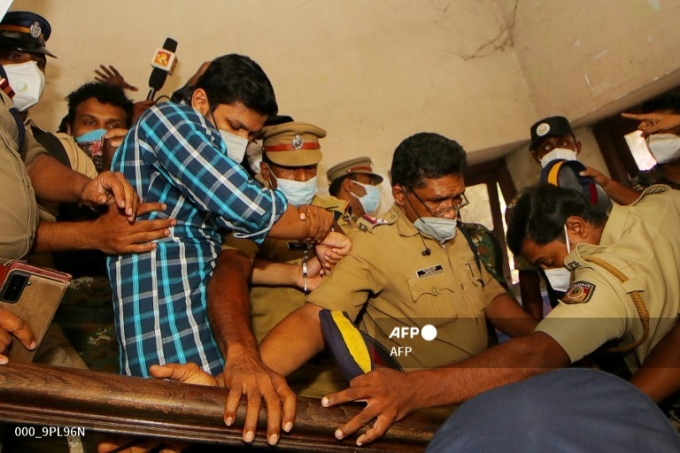 2021년 10월 13일 경찰이 인도 케랄라주에서 독사뱀으로 아내를 살해한 혐의로 무기징역을 선고받은 수라지 쿠마르를 연행하고 있다./사진제공= AFP/뉴스1