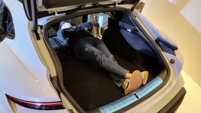 포르쉐 타이칸 크로스 투리스모 터보 트렁크에 누운 기자/사진=이강준 기자
