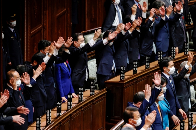 14일 일본 국회에서 중의원 해산이 발표되자 기시다 후미오(왼쪽에서 6번째) 일본 총리와 내각 각료들이 만세(반자이)를 외치고 있다. 일본 의회에서는 중의원 의장이 '중의원 해산'을 외치면 일제히 만세를 부르는 관행이 있다./사진=로이터