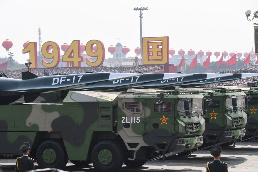 중국이 2019년 10월 1일 베이징 천안문 광장에서 열린 건국절 열병식에서 극초음속 탄도미사일 '둥펑(DF)-17'를 처음 공개했다./사진=AFP