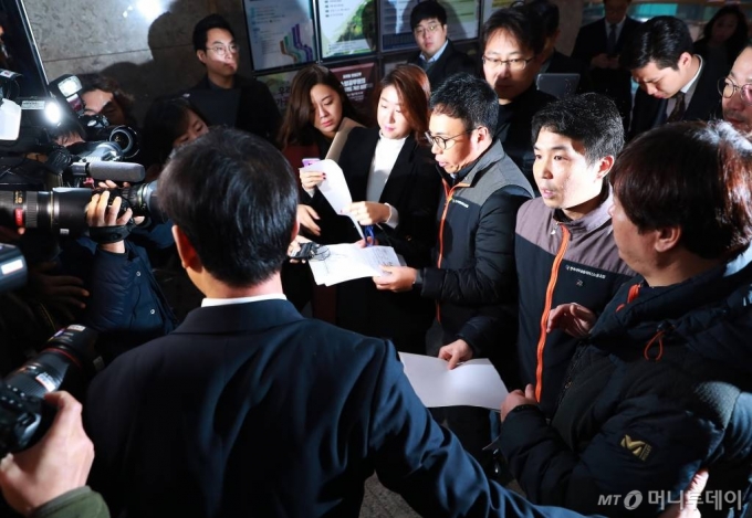 지난 2018년 11월 26일 카드수수료 개편방안 당정협의가 열린 서울 여의도 국회 의원회관 회의실 앞에서 사무금융서비스노조원들이 방호원들과 실랑이를 벌이고 있다. /사진=이동훈 기자 photoguy@