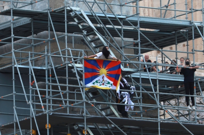 17일(현지시간) 그리스 아테네의 아크로폴리스에서 17일 베이징 동계올림픽 개최에 반대하는 시위대가 티베트 국기를 펼쳐들고 있다./사진=로이터