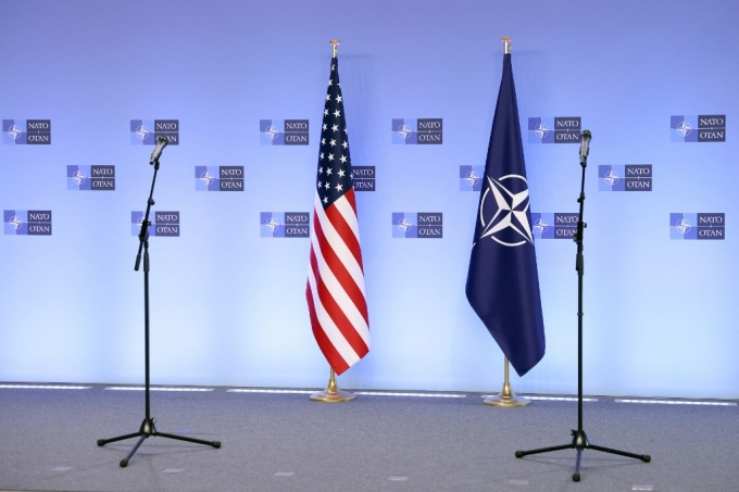 미국 국기와 나토기/사진=AFP