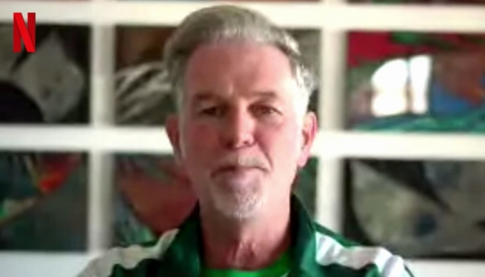 리드 헤이스팅스 넷플릭스 공동 CEO가 '오징어 게임'에 등장하는 녹색 추리닝을 입고 3분기 실적 발표 행사에서 말하고 있다. /사진=넷플릭스 유튜브 영상 갈무리