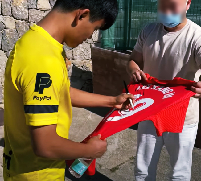 쿠보(왼쪽)가 이강인의 유니폼을 내민 한 남성 팬의 사인 요청에 흔쾌히 응하고 있다. /사진=레알 마요르카 공식 SNS 갈무리
