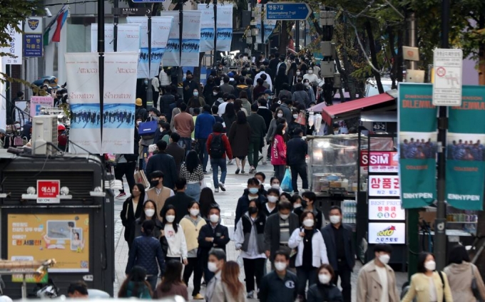 '단계적 일상회복'(위드 코로나) 도입을 앞둔 24일 오후 서울 중구 명동거리가 많은 시민들로 붐비고 있다. /사진=뉴시스