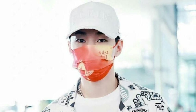 '워 아이 니 중국'(중국 사랑해)이라고 적힌 마스크를 착용한 가수 헨리/웨이보 