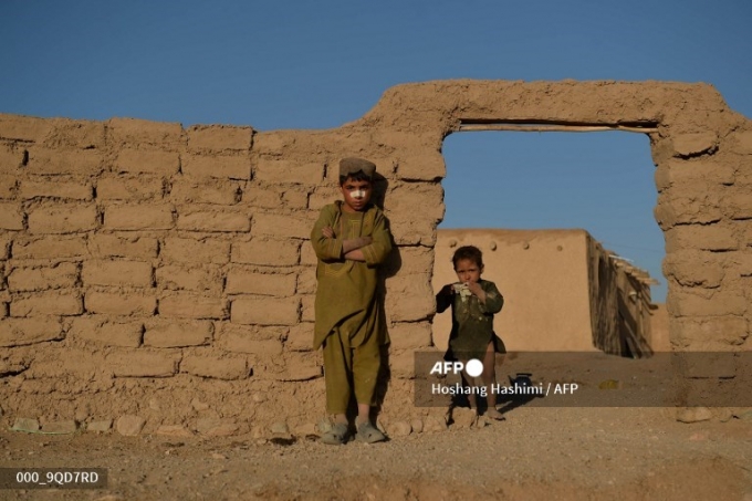 2021년 10월 13일(현지 시간) 극심한 가뭄을 겪고 있는 아프가니스탄 헤라트주 국제난민 캠프에 서 있는 어린이들. /사진제공=AFP/뉴스1