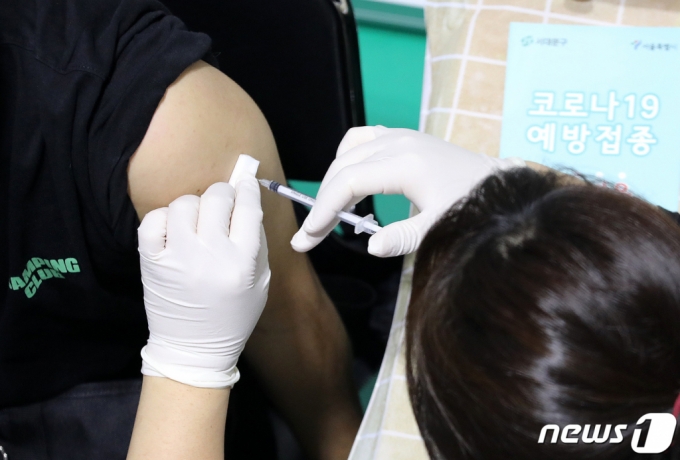 10월 26일 오후 서울 서대문구 북아현문화체육센터에 마련된 신종 코로나바이러스 감염증(코로나19) 백신 예방접종센터를 찾은 시민이 백신 접종을 하고 있다. /사진 = 뉴스1