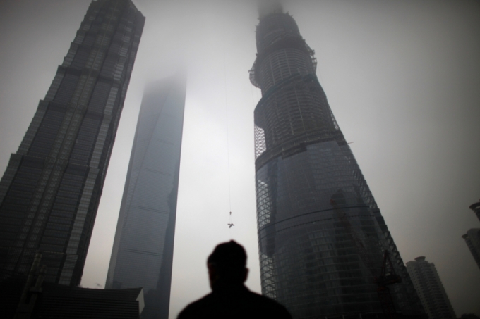 한 남성이 중국 상하이 푸둥 신구에 있는 상하이타워를 올려다보고 있다./사진=로이터통신