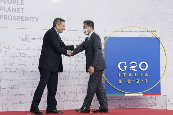 [로마=뉴시스] 김진아 기자 = 문재인 대통령이 30일(현지시간) 이탈리아 로마 누볼라 컨벤션에서 열린 G20 공식 환영식에 참석해 의장국인 이탈리아 마리오 드라기 총리와 인사하고 있다. 2021.10.30.