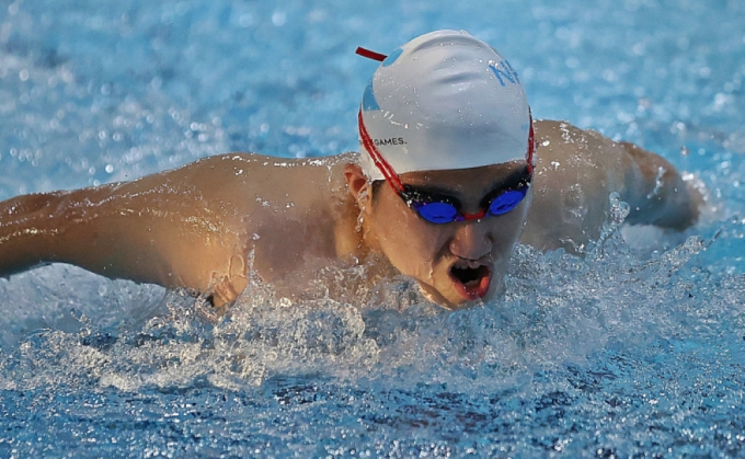엔픽셀 장애인 선수단 김광진 수영 선수가 올림픽스포츠센터에서 다양한 기량을 뽐내며 훈련하고 있다.