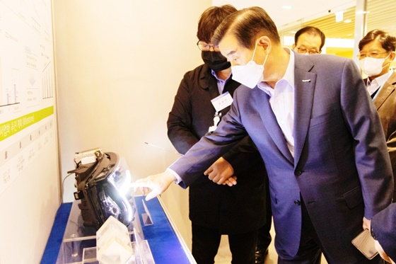 김윤 삼양홀딩스 회장이 10일 성남 판교 소재 삼양디스커버리센터에서 열린 SIRF 2021에서 화학연구소의 연구 성과를 둘러보고 있다./사진=삼양그룹