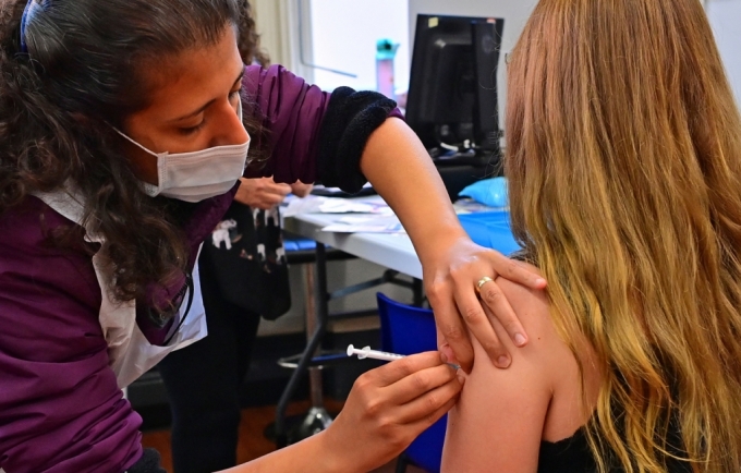 한 미국 시민이 코로나19 백신을 맞고 있다. /사진=AFP