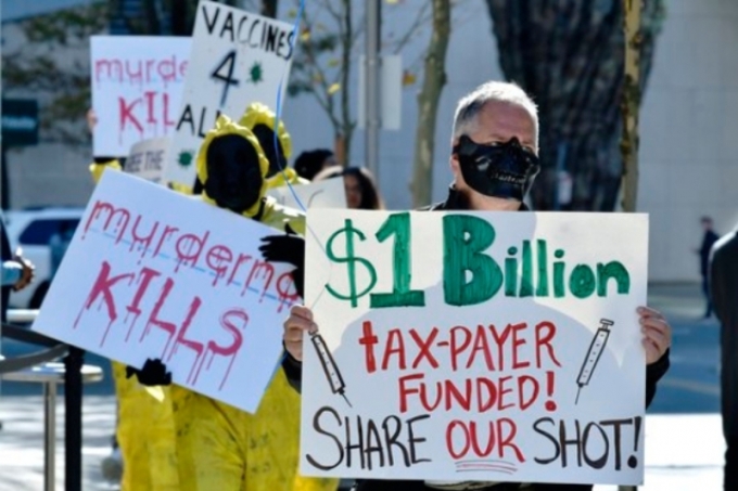 미국 시민단체 활동가들이 지난 9일(현지시간) 매사추세츠주 모더나 본사 앞에서 시위하고 있다. 이들은 개발 과정에 세금이 들어간 코로나 백신을 모더나가 과도한 이윤 추구 수단으로 사용하고 있다고 비판했다. /AP=뉴시스 
