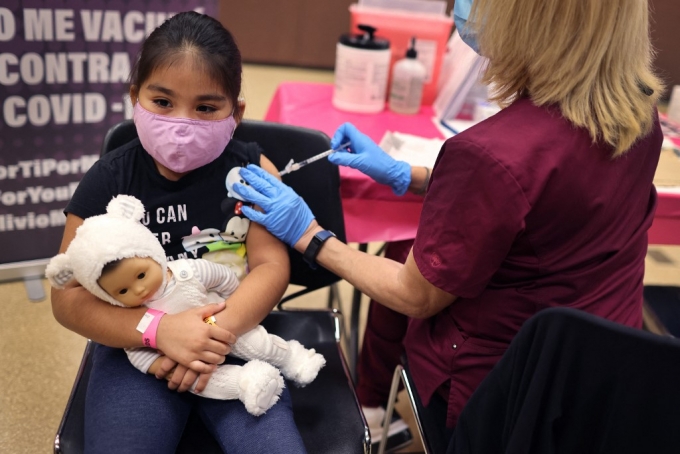 12일(현지시간) 미국 일리노이주 시카고에서 7세 어린이가 코로나19 백신을 접종받고 있다./사진=AFP