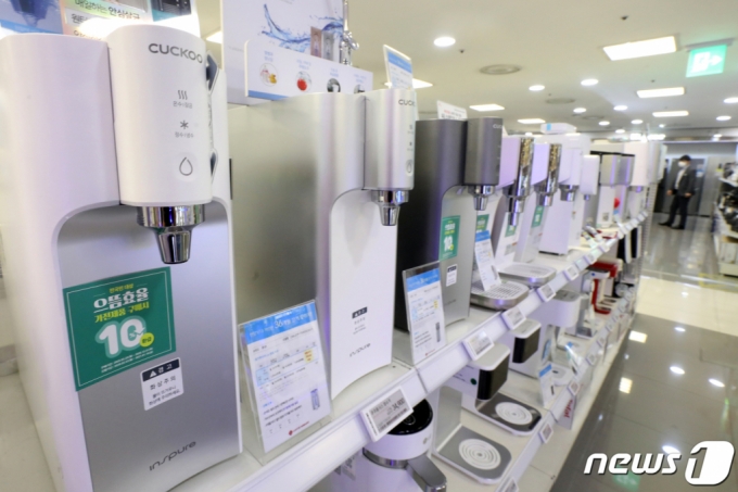 (서울=뉴스1) 황기선 기자 = 서울시내 한 가전제품 매장에 정수기가 진열돼 있다.