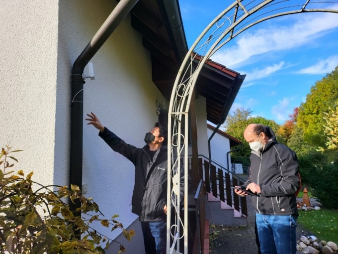 SK와 도이치텔레콤의 합작회사 테크메이커(Techmaker)의 엔지니어들이 독일 바이에른 주 뉘른베르크 도시에 위치한 홈오피스 건물에 자체 개발한 '실내 5G 중계기(Indoor Booster 5G)'를 설치하고 있다.  /사진제공=SKT
