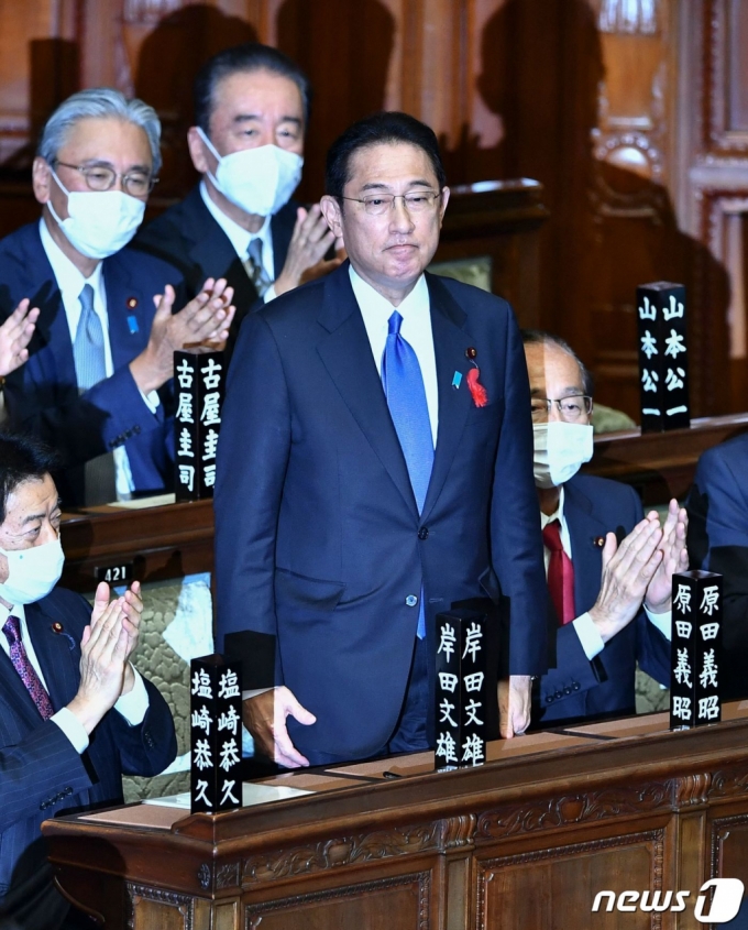 (도쿄 AFP=뉴스1) 우동명 기자 = 기시다 후미오 일본 자민당 총재가 4일 (현지시간) 도쿄 중의원에서 100대 총리에 선출된 뒤 박수를 받고 있다.  (C) AFP=뉴스1  