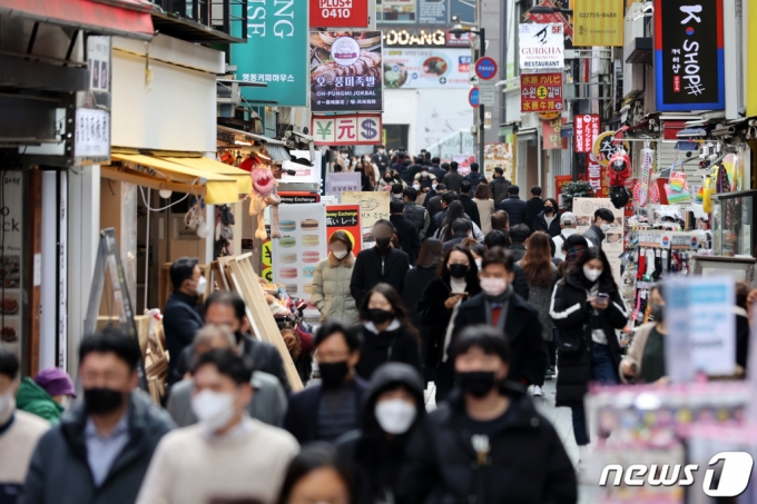 (서울=뉴스1) 조태형 기자 = 국내 신종 코로나바이러스 감염증(코로나19) 유행 상황이 연일 악화되는 가운데 25일 시민들이 서울 중구 명동거리를 걷고 있다. 