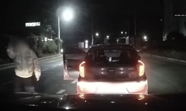 야간에 상향등을 켜고 마주 오는 차량에 끄라는 표시로 상향등을 같이 켰다가, 이에 기분이 나쁘다는 이유로 급정거한 앞차 운전자가 차에서 내려 따지고 있다./사진=유튜브 채널 '한문철TV'