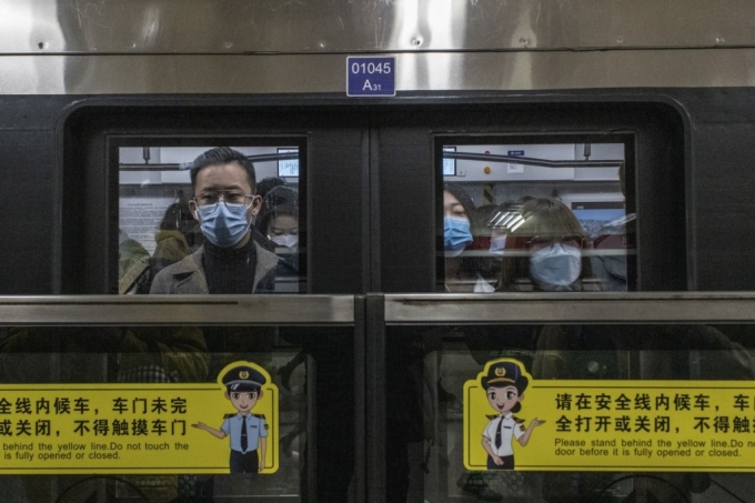 중국 베이징 시민들이 지하철을 타고 출근하고 있다./사진=블룸버그
