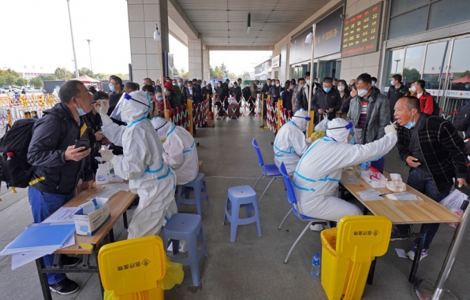 2일(현지시간) 중국 산둥성 옌타이 기차역에서 여행객들이 코로나19 검사를 받고 있다. /AFP=뉴스1