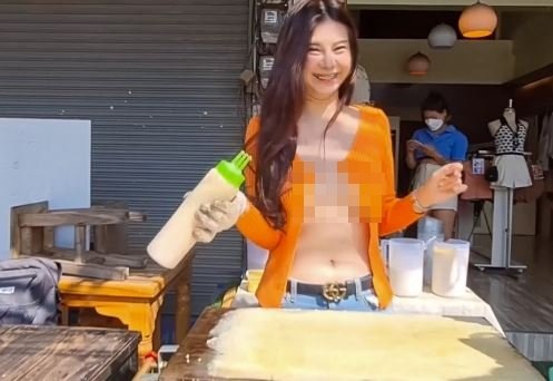 태국의 한 여대생이 가슴을 드러낸 옷을 입고 팬케이크를 팔아 매출이 급증했다. /사진= 더선 트위터 캡처. 
