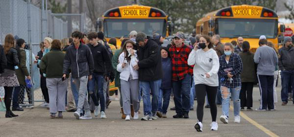 미국 미시간주 옥스퍼드 고등학교에서 30일(현지시간) 총격 사건이 발생했다. 학생들은 그들를 데리러 온 부모들과 함께 이동하고 있다.  /사진제공=AP/뉴시스