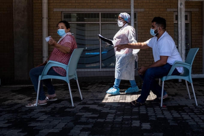 지난달 30일(현지시간) 남아프리카공화국 요하네스버그에서 시민들이 코로나19 검사를 위해 대기하고 있다./사진=AFP