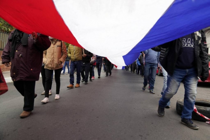 파라과이 수도 아순시온에서 대형 국기를 든 사람들이 시위 중이다. 사진은 기사와 직접적 관련 없음. /사진= 뉴시스