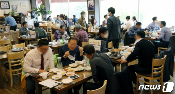 (대전=뉴스1) 김기태 기자 = 단계적 일상회복이 시작된 1일 대전 서구에 위치한 한 음식점에서 점심시간 이용객들로 북적이고 있다. 2021.11.1/뉴스1  