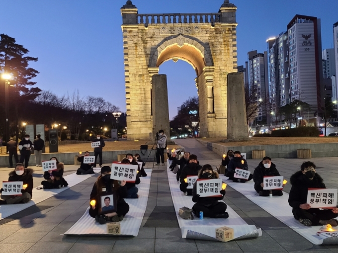 코로나19 백신 이상반응을 겪은 피해자와 가족 30여명은 지난 4일 오후 4시쯤 코로나19피해자가족협의회가 서울 서대문구 독립문 앞에서 주최한 3차 촛불집회에 동참했다. /사진=황예림 기자
