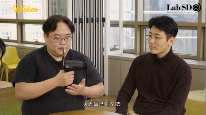 김윤승 대표(왼쪽)가 랩에스디의 디지털검안기 '아이라이크'를 설명하고 있다./사진=유팩키친 5화 영상캡쳐 