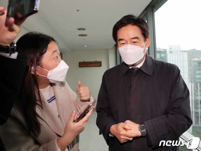이용호 무소속 의원이 17일 서울 종로구에 위치한 김종인 전 비대위원장 사무실에서 김 전 위원장을 만난 뒤 돌아가고 있다. /사진=뉴스1