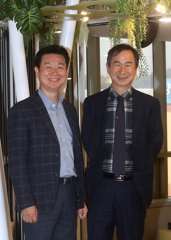 (왼쪽부터)강성민 우듬지팜 대표, 정성봉 농업정책보험금융원 투자운용본부장/사진=홍봉진 기자 