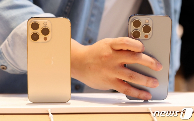 (서울=뉴스1) 박세연 기자 = 애플의 스마트폰 아이폰13 시리즈 판매가 시작된 8일 서울 강남구 Apple 가로수길에서 고객이 아이폰13을 살펴보고 있다. 2021.10.8/뉴스1  