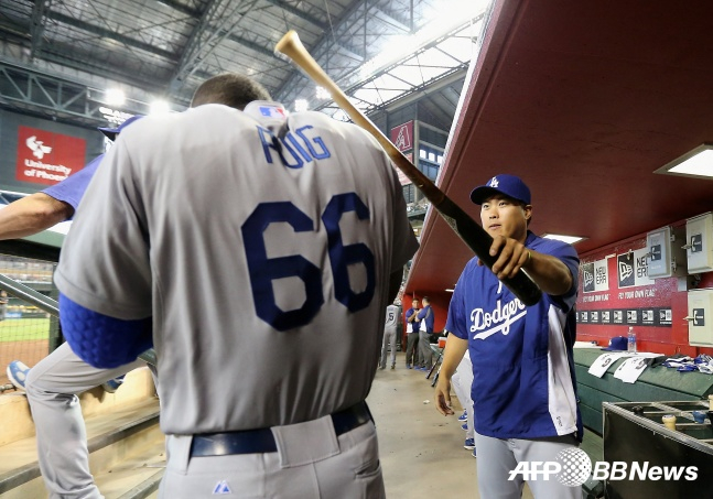 LA 다저스 시절 류현진(오른쪽)과 야시엘 푸이그가 더그아웃에서 장난을 치고 있다./AFPBBNews=뉴스1