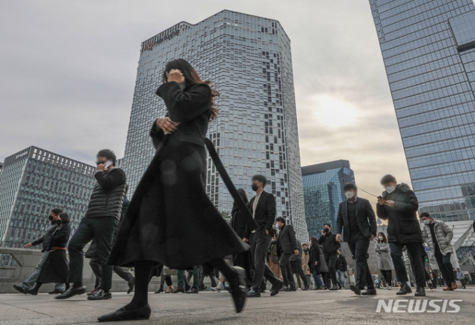 정부의 방역종합대책 발표 날인 11월 29일 오후 서울 종로구 젊음의 거리에서 직장인들이 점심식사를 하기위해 이동하고 있다. /사진 = 뉴시스