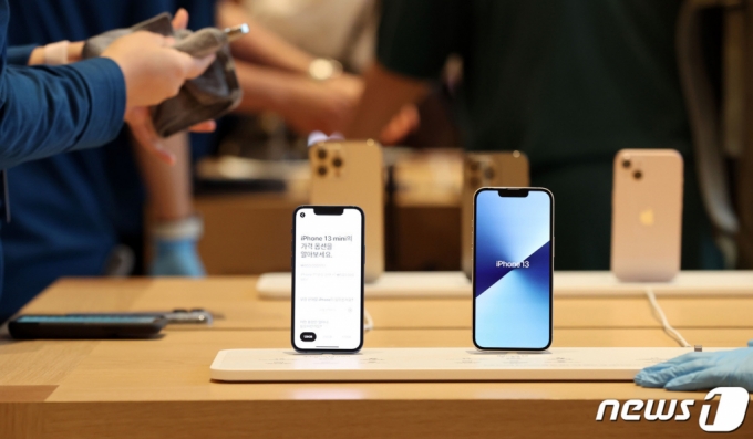 (서울=뉴스1) 박세연 기자 = 애플의 스마트폰 아이폰13 시리즈 판매가 시작된 8일 서울 강남구 Apple 가로수길에서 고객들이 아이폰13을 살펴보고 있다. 2021.10.8/뉴스1  