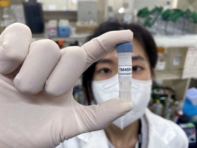 한국원자력연구원 연구진이 개발한 폐암 세포에만 작용하는 'TM4SF4 항체항암제 후보물질'을 들고 있다. / 사진제공=한국원자력연구원