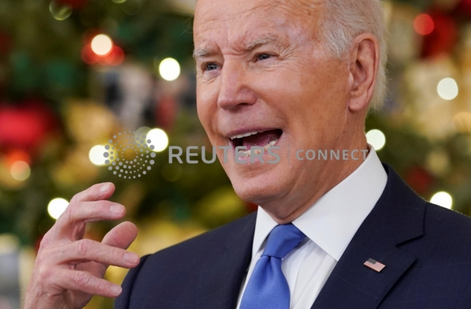 U.S. President Joe Biden speaks about the country&#039;s fight against the coronavirus disease (COVID-19) at the White House in Washington, U.S., December 21, 2021. REUTERS/Kevin Lamarque