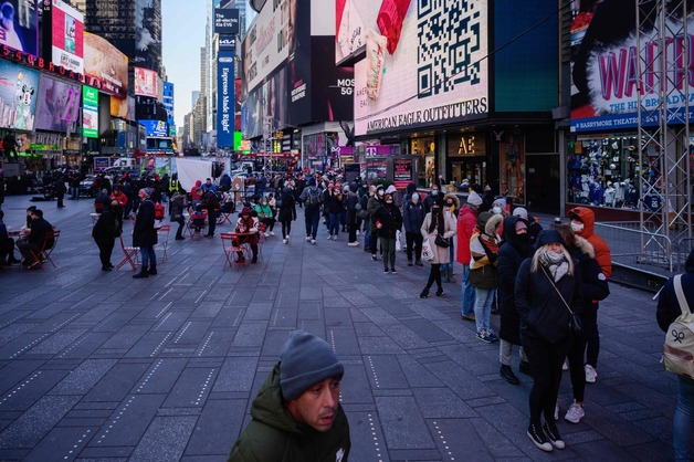 (뉴욕 AFP=뉴스1) 우동명 기자 = 20일 (현지시간) 뉴욕 타임 스퀘어에 마련된 코로나19 검사소에 시민들이 길게 줄을 서 있다.  (C) AFP=뉴스1  