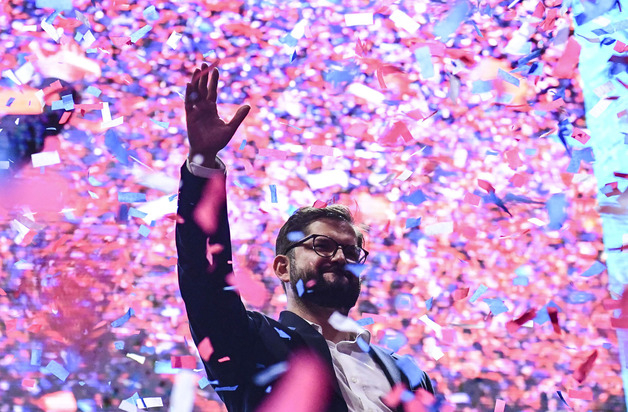 (산티아고 AFP=뉴스1) 우동명 기자 = 35세 가브리엘 보릭 칠레 대통령 당선인이 19일 (현지시간) 산티아고에서 결선 투표서 승리를 한 뒤 지지자들에게 손을 흔들고 있다.   (C) AFP=뉴스1  