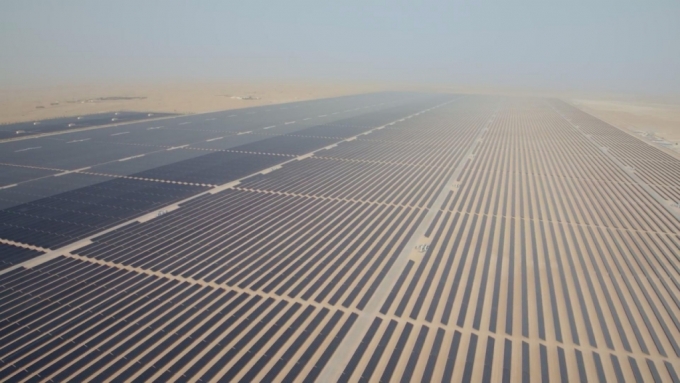  '무함마드 빈 라쉬드 알 막툼 솔라파크(Mohammed Bin Rashid Al Maktoum Solar Park, MBRM)'에 끝없이 깔려 있는 태양광 패널들/사진=두바이수전력청(DEWA) 유튜브 영상 갈무리