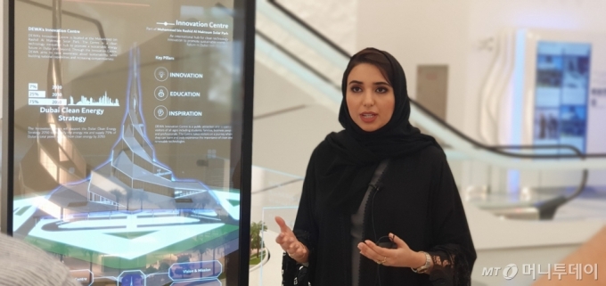 지난해 11월24일 MBRM 이노베이션 센터에서 만난 MBRM 솔라파크 총괄이사 에이샤 압둘라 라쉬드 알루에이미(Aaesha Abdulla rashed Alnuaimi) 박사가 머니투데이와 인터뷰를 하고 있다./두바이(UAE)=민동훈 기자