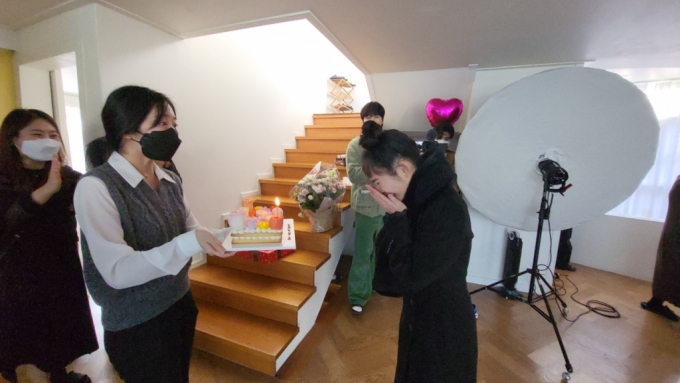 소원성취와 고등학교 진학을 축하하는 파티에 눈물을 보이고 있는 김도희 양. /사진=LG유플러스