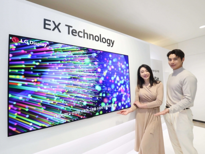 LG디스플레이 모델이 차세대 TV 패널 'OLED.EX'를 소개하고 있다/사진제공=LG디스플레이