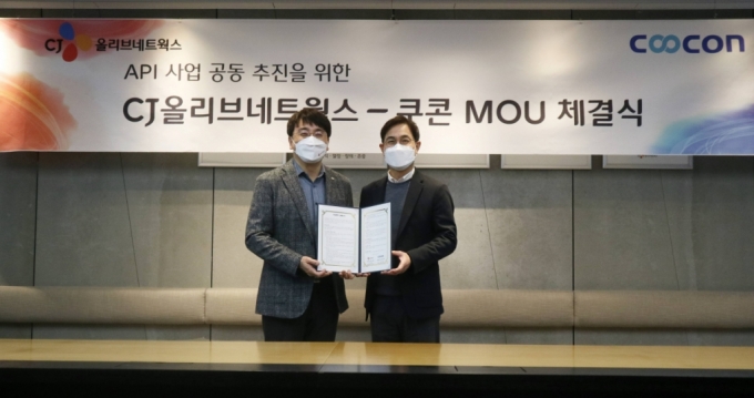 (왼쪽부터) 차인혁 CJ올리브네트웍스 대표이사와 김종현 쿠콘 대표이사가 지난 29일 서울 용산구 트윈시티(CJ올리브네트웍스 본사)에서 API 플랫폼 사업 협력을 위한 업무협약을 체결하고 있다. /사진=CJ올리브네트웍스