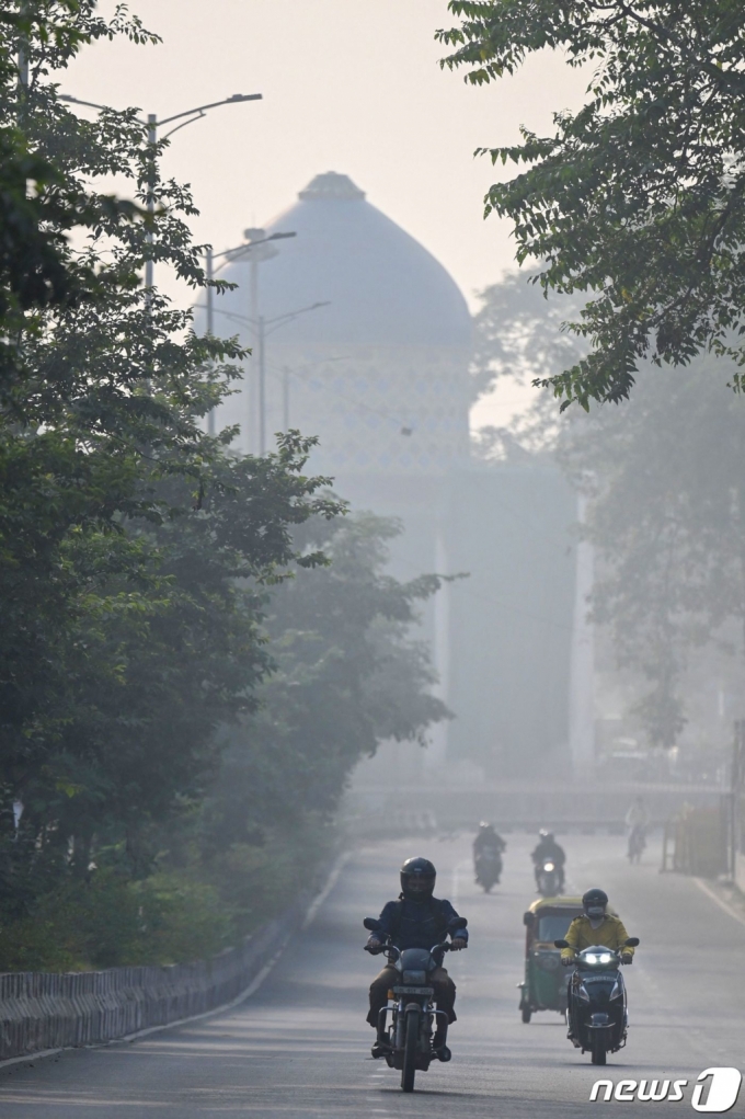 지난해 11월 15일 인도 뉴델리 거리에서 주민들이 오토바이를 타고 있다. *기사 내용과 관련 없음.  사진제공=AFP/뉴스1  